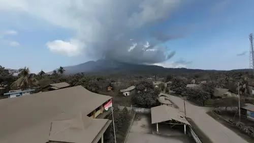 Letusan Gunung Lewotobi Lumpuhkan Penerbangan, Ratusan Wisatawan Australia-Bali Batal Terbang