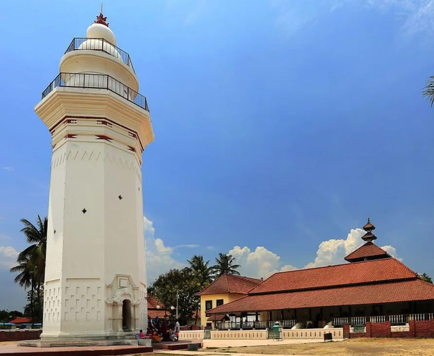 Banten dan Dinasti Atut: Pilkada 2024 sebagai Babak Baru Demokrasi menara-banten