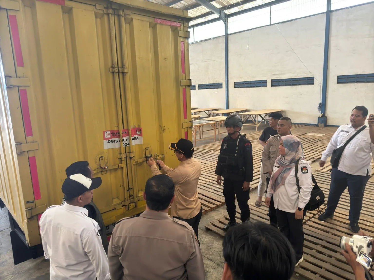 Satuan Brimob Polda Banten Laksanakan Pengamanan dan Pengawalan Pendistribusian Logistik Pemilu di KPU Kabupaten Kota