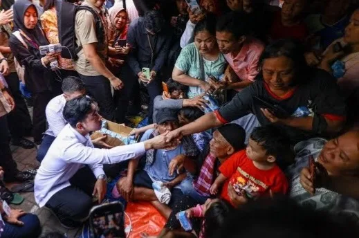 Wapres Gibran Kunjungi Korban Kebakaran di Kemayoran Sambil Beri Bantuan dan Dengarkan Aspirasi Warga