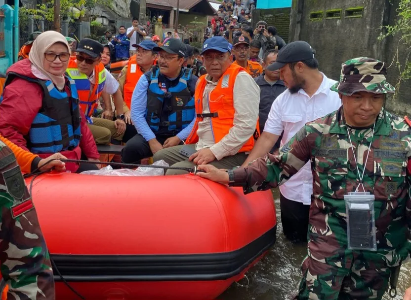 Pj Gubernur Sulsel dan Mensos RI Tinjau Dampak Banjir Bandang di Makassar