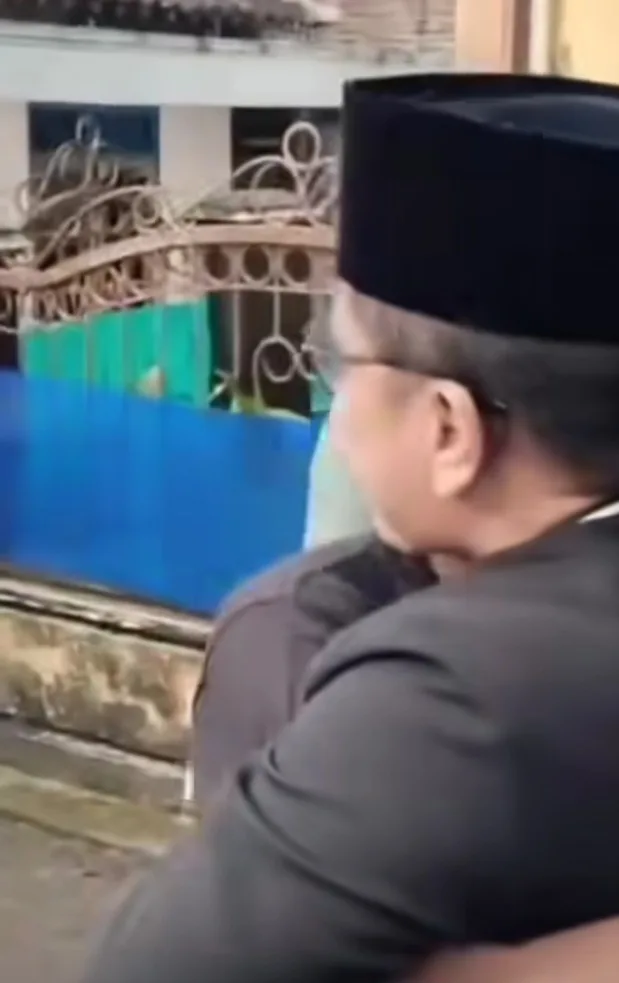 Gus Miftah Temui Penjual Es yang Viral, Lalu Minta Maaf Langsung