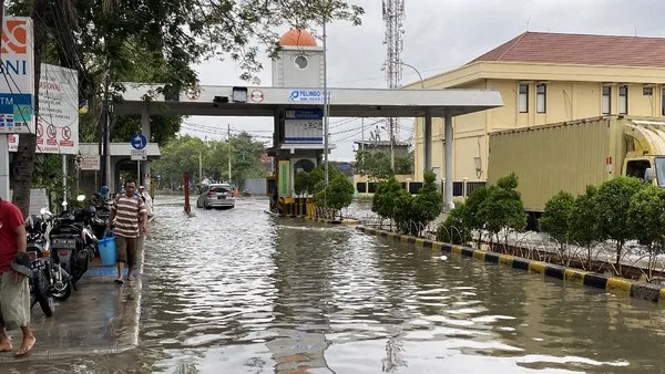 Banjir Rob Kembali Rendam Pelabuhan Sunda Kelapa dan Sekitarnya