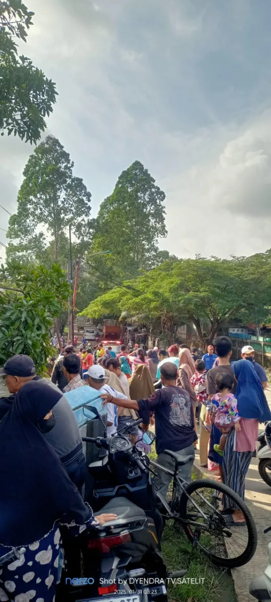 Pengendara Motor diduga Terseret Arus Banjir Sungai Ledug Tangerang