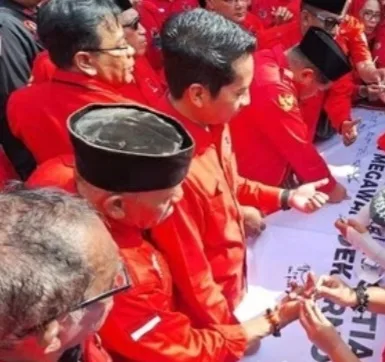 Peringatan HUT PDIP ke-52, Simpatisan Lakukan Cap Jempol dengan Darah Tanda Kesetiaan