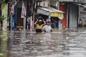Banjir Rendam 35 RT dan 4 Ruas Jalan di Jakarta, Ratusan Warga Mengungsi