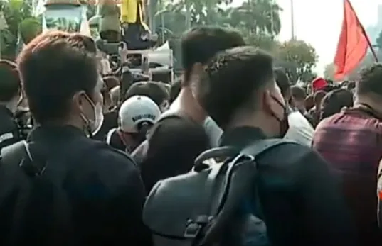 Aksi ‘Indonesia Gelap’ Tolak Pemotongan Anggaran