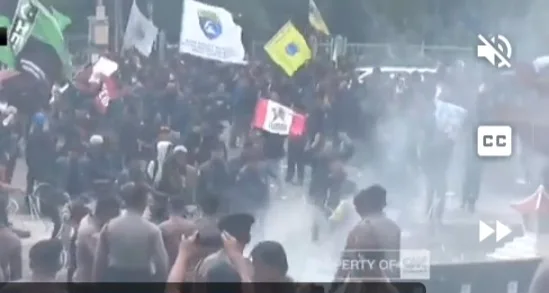 Unjuk Rasa ‘Indonesia Gelap’ di Surabaya