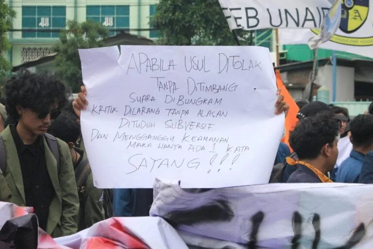 Mahasiswa Surabaya Gelar Aksi Massa, Tolak Kebijakan Pemerintah yang Dinilai Meresahkan