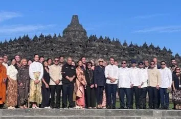 Hangat dan Penuh Keakraban, Prabowo dan Macron Berfoto Bersama di Candi Borobudur