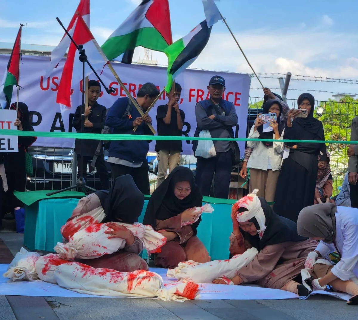 Aksi FPN di Ibu Kota Asia Afrika Bandung: ‘Stop Genocide, Stop Arming Israel!’
