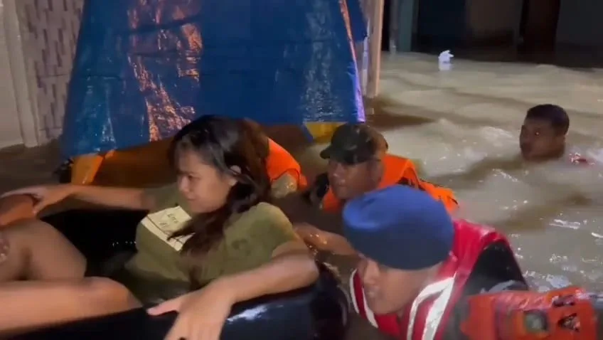 Ibu Hamil Hendak Melahirkan Dievakuasi Polisi Dengan Pelampung dan Ban