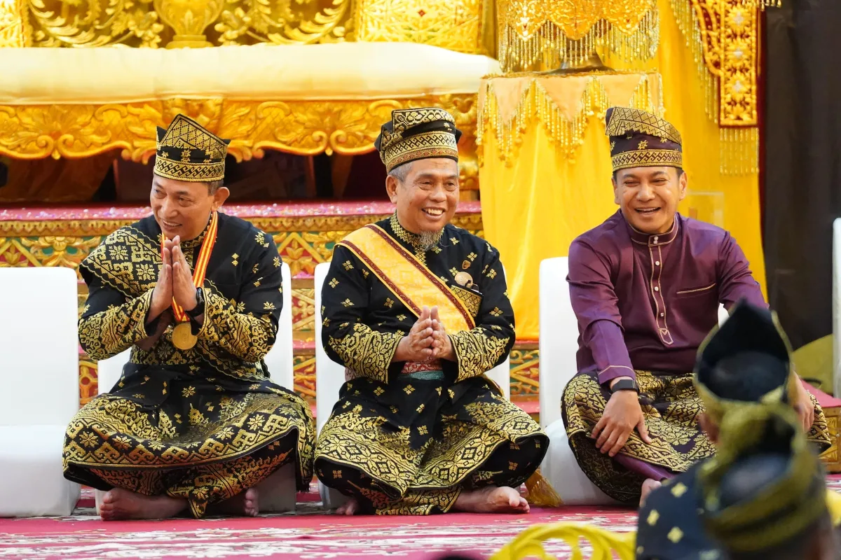 Kapolri Terima Anugerah Adat Ingatan Budi dari LAM Riau