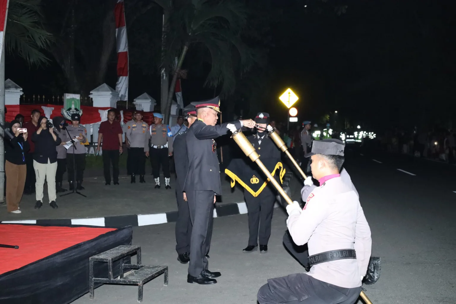 Polda Banten Gelar Tradisi Taptu Pawai Obor Sambut HUT RI ke-80
