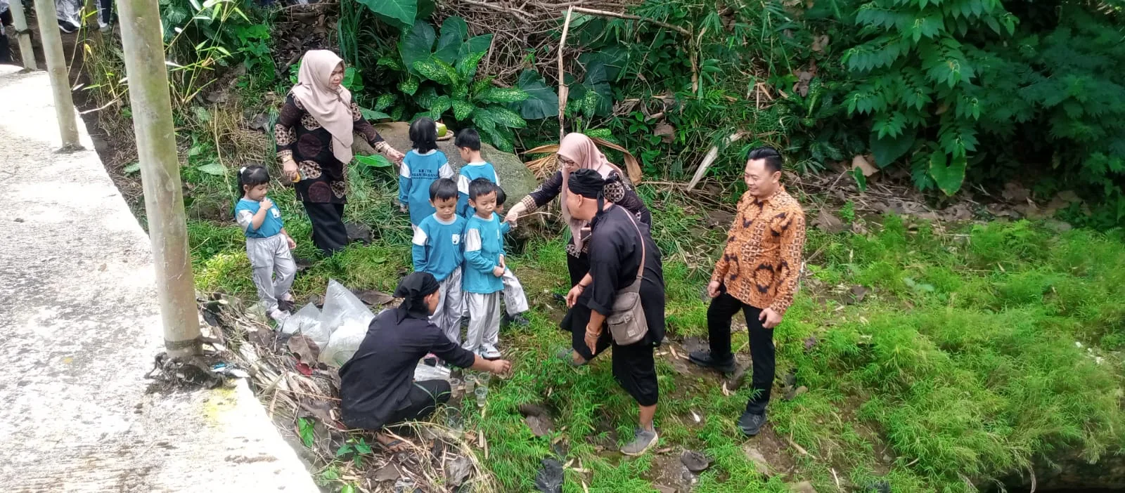Padepokan Tjakra Poetra Padjadjaran Gelar Aksi Tebar 10 Ribu Benih Ikan di Sungai Cisarua Leutik