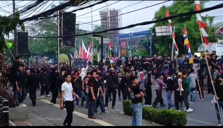 Situasi Memanas di Jalan Jenderal Sudirman Serang, Massa Aksi Lempari Polisi dan Bakar Ban