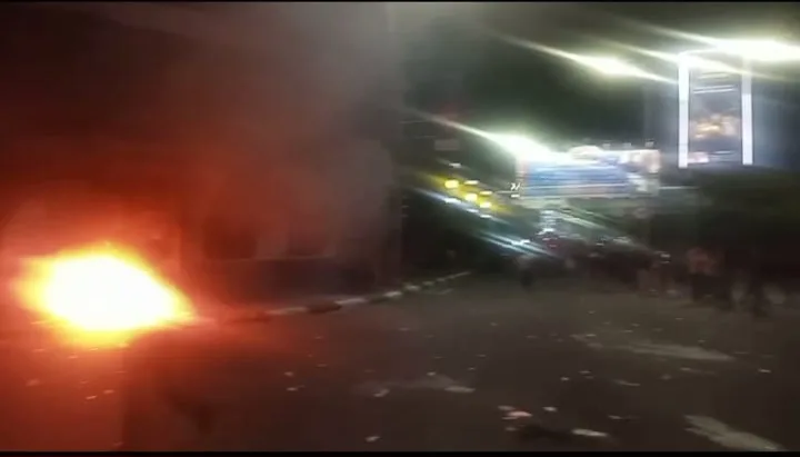 Pos Polisi di Serang Kota Dibakar Massa Mahasiswa Berbagai Kampus
