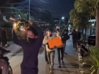 Massa Makin Brutal, Rumah Diduga Milik Sri Mulyani di Bintaro Dijarah