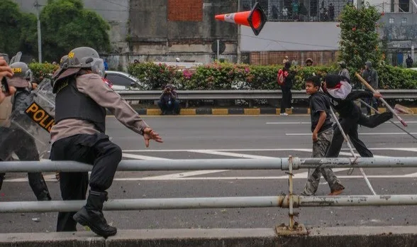 Demo 25 Agustus: Massa Dipukul Mundur Polisi