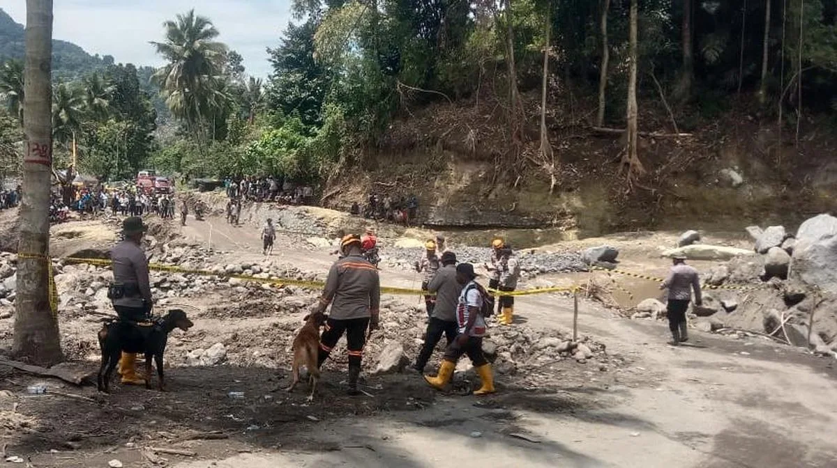 Empat Anjing Pelacak Polri Sisir Sungai Cari Tiga Korban Banjir Nagekeo