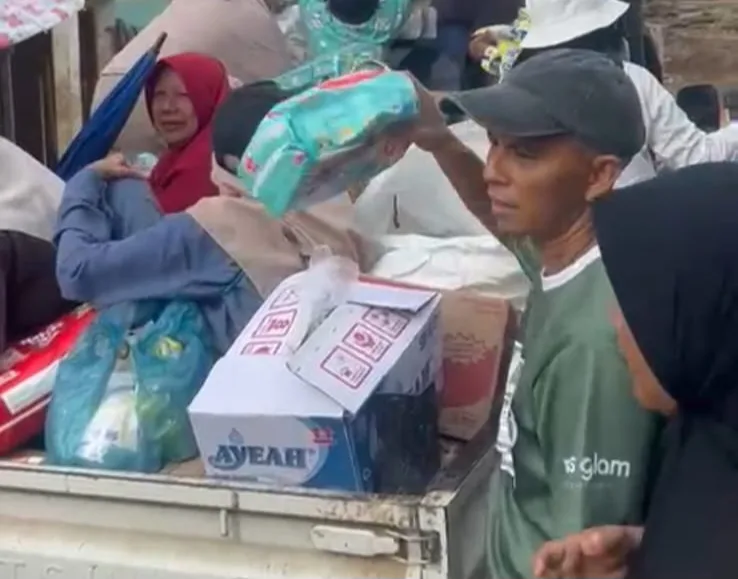 Polri Salurkan Bantuan Sembako untuk Warga Terdampak Banjir Bandang di Gurun Laweh