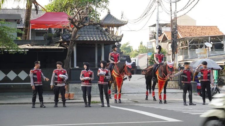 Patroli Jumat Berkah, Pasukan Berkuda Ditpolsatwa Polri Sambangi Depok