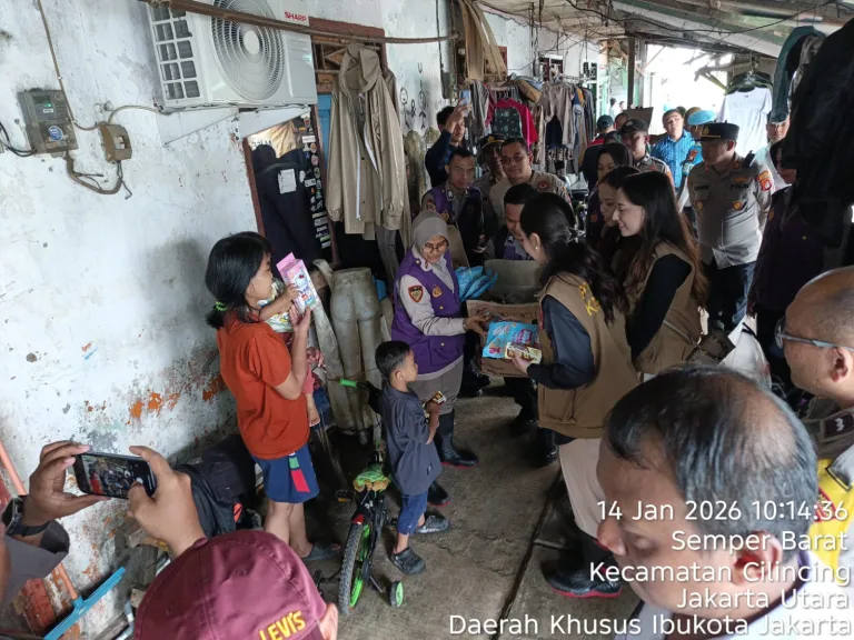 Tim Trauma Healing Polri Bersama Relawan UI Hadir Bersama Warga Pascabanjir di Cilincing