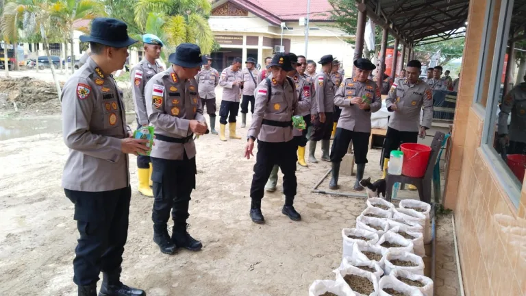 Manfaatkan Lumpur Banjir, Kapolda Aceh Serahkan Ribuan Karung Tanam Untuk Masyarakat Aceh Tamiang