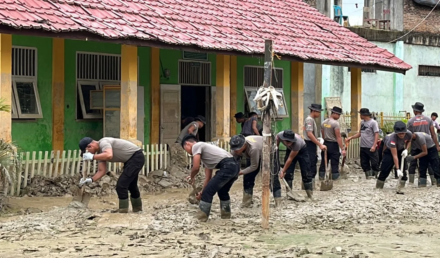 Personel BKO Sat Brimob Polda Banten Bersihkan Sekolah Terdampak Bencana di Aceh Utara