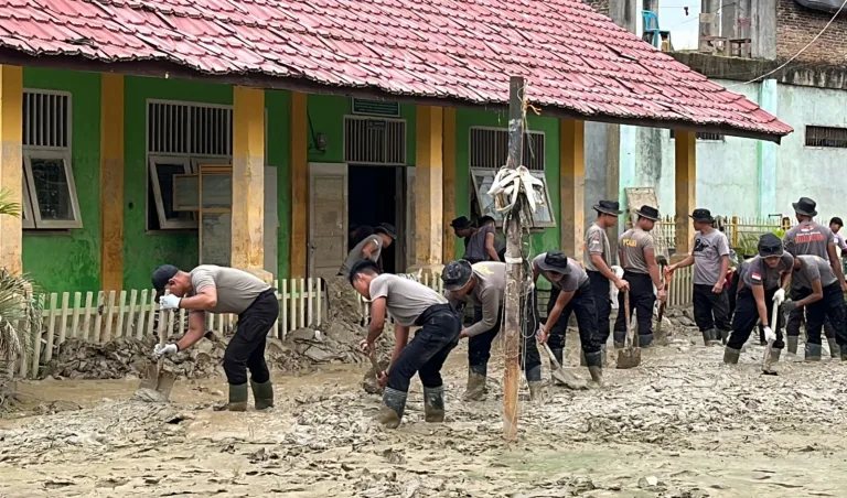 Personel BKO Sat Brimob Polda Banten Bersihkan Sekolah Terdampak Bencana di Aceh Utara