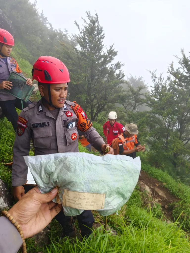 Hari Ke 2 Pencarian Korban, Tim SAR Polri Temukan Puing Pesawat ATR 42-500 di Gunung Saraung