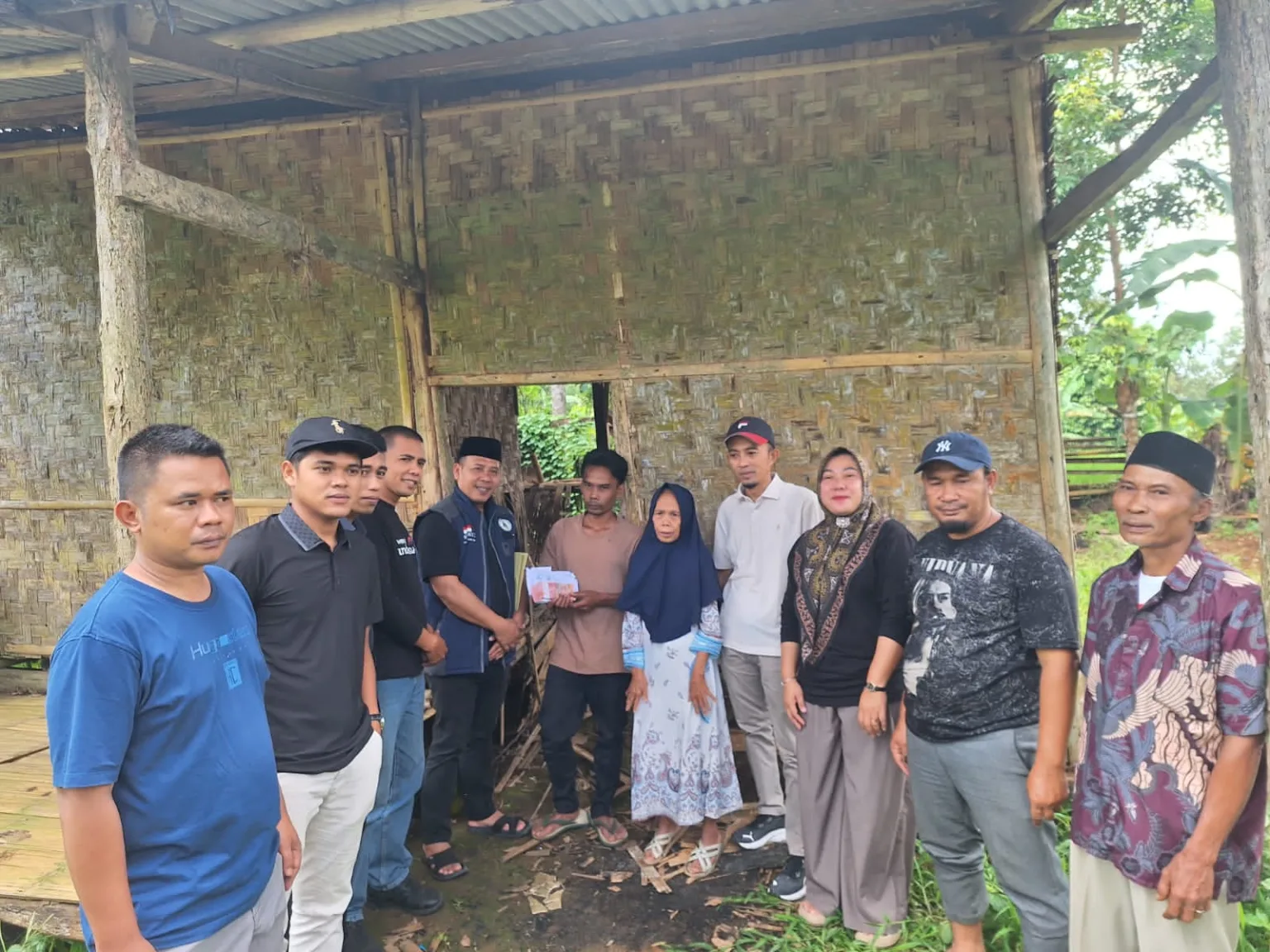 Bukti Respon Cepat Gubernur Banten Serahkan Bantuan Rumah Tidak Layak Huni (RTLH) kepada Orang Tua MR Saputra
