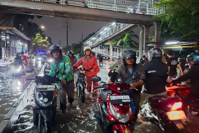 Banjir Setengah Ban Lumpuhkan DI Panjaitan, Puluhan Motor Mogok dan Arus Tersendat di Jatinegara