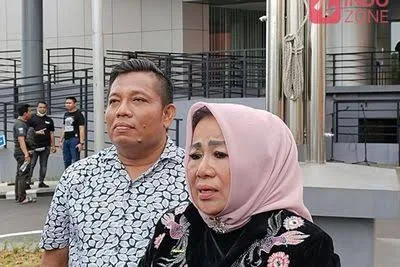Tangis Elida Netty, Kuasa Hukum Eggi Bantah Isu ‘Rp100 Miliar’