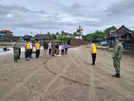 Gotong Royong Bersihkan Pantai Bagedur, Sinergi TNI-Polri dan Warga Wujudkan Wisata Bersih
