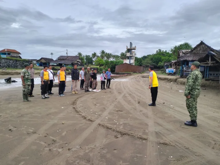 Gotong Royong Bersihkan Pantai Bagedur, Sinergi TNI-Polri dan Warga Wujudkan Wisata Bersih