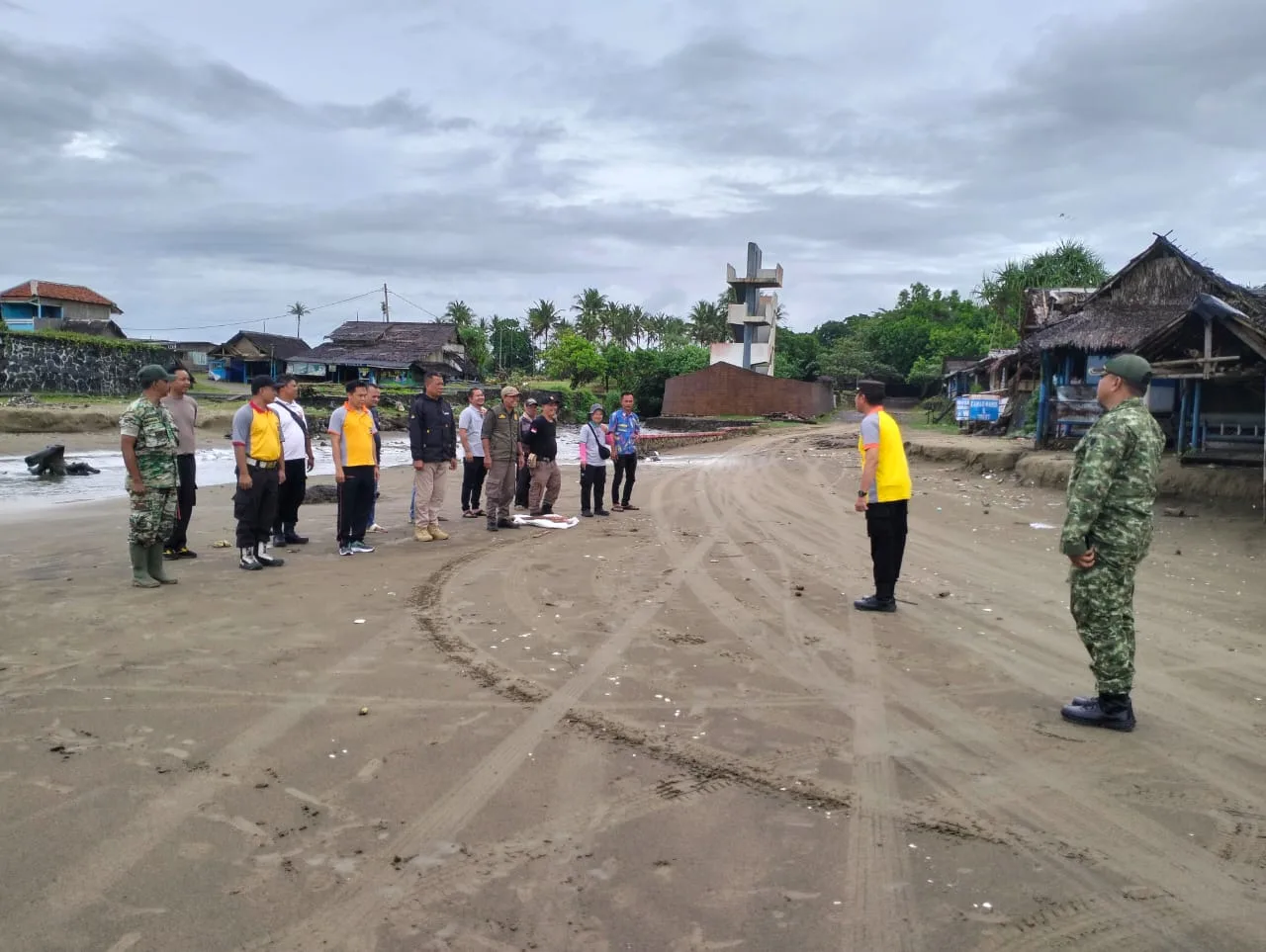 Gotong Royong Bersihkan Pantai Bagedur, Sinergi TNI-Polri dan Warga Wujudkan Wisata Bersih