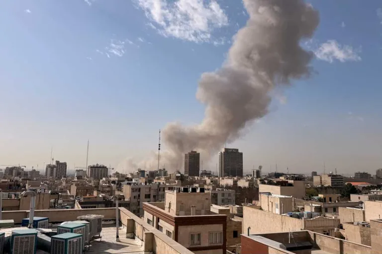 Israel Lancarkan Serangan Udara ke Iran, Ledakan Guncang Teheran