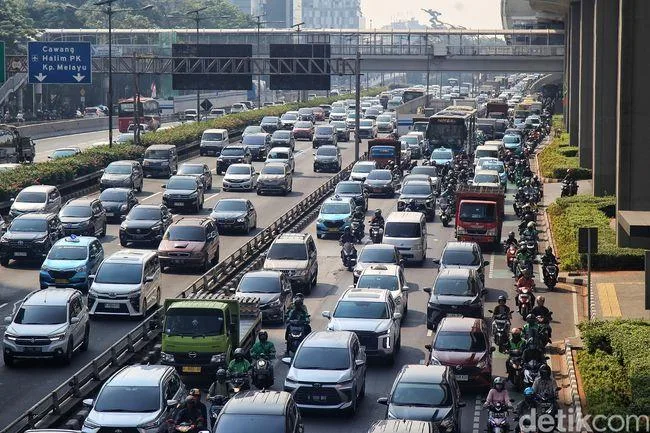 ‘Efisiensi di Tengah Krisis’: Pemerintah Siapkan WFH 1 Hari, Menunggu Pengumuman Resmi