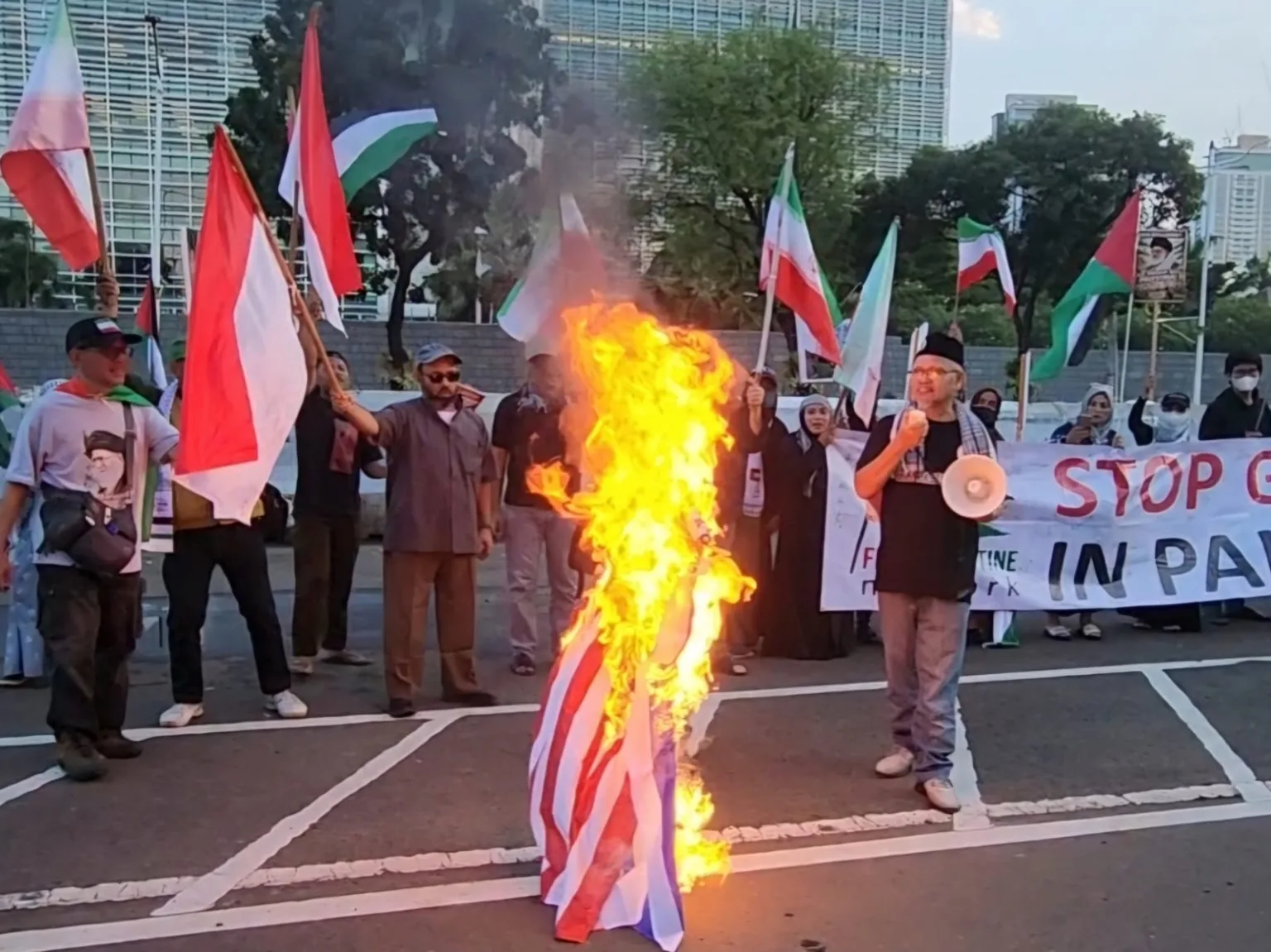 Free Palestine Network Gelar Aksi Serentak di Sejumlah Kota, Serukan Dukung Iran