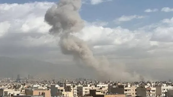 Iran Ancam Serangan Balasan Penuh ke Pangkalan AS dan Israel, Ribuan Penerbangan Global Terganggu