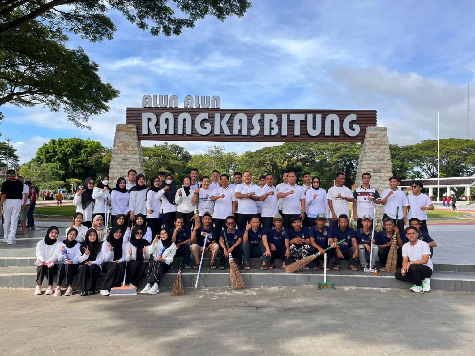 Lapas Rangkasbitung Bersihkan Alun-alun dan Masjid Agung dalam Hari Bakti Pemasyarakatan 2026