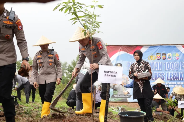 Kapolda Banten Tanam 1.000 Pohon dan Resmikan Jembatan Merah Putih Presisi di Lebak