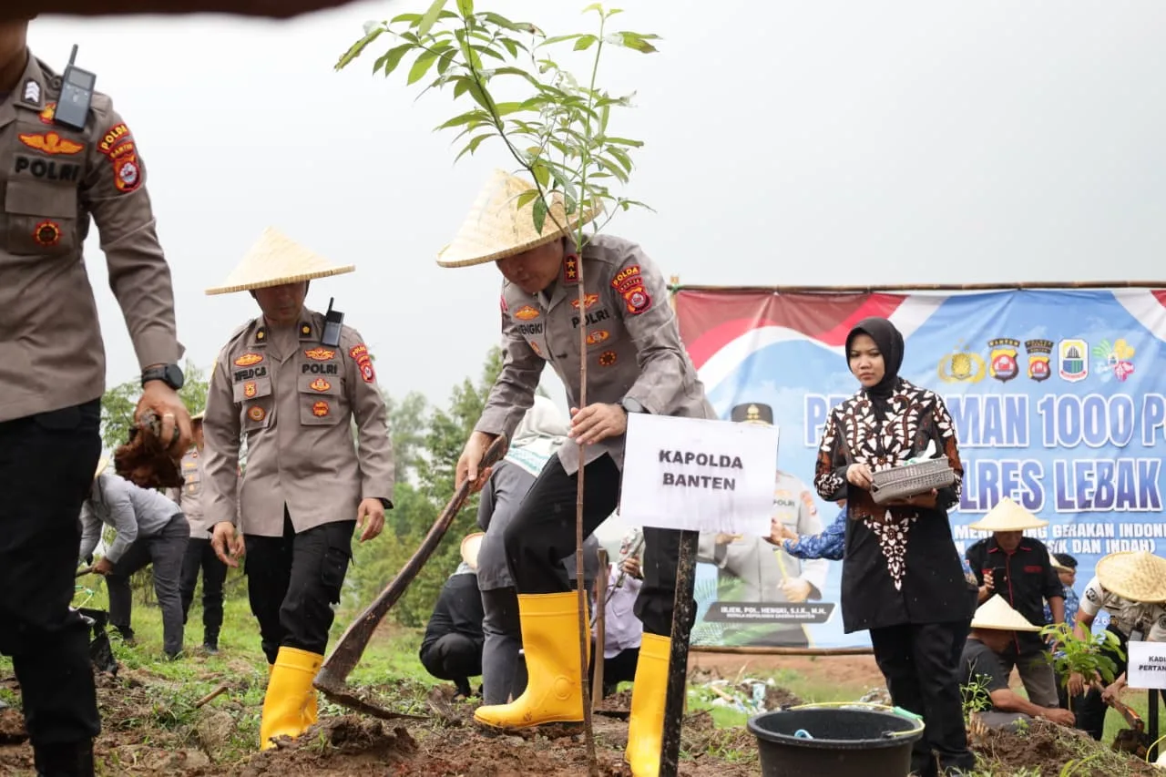 Kapolda Banten Tanam 1.000 Pohon dan Resmikan Jembatan Merah Putih Presisi di Lebak