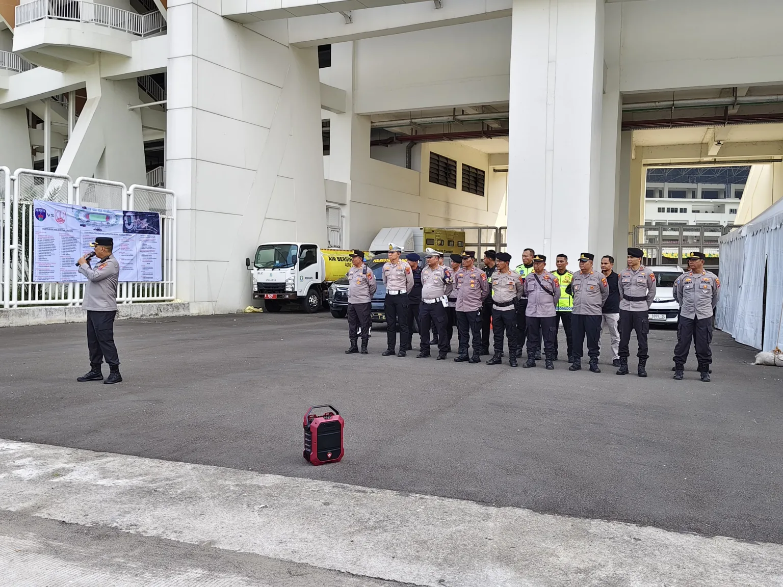 Ratusan Personel Gabungan Amankan Pertandingan Persita Tangerang vs Persis Solo di BIS