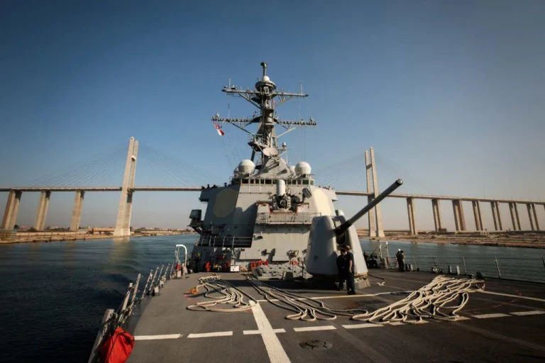 Selat Hormuz Kembali Memanas, Iran Klaim Serang Kapal Militer AS dengan Rudal dan Drone