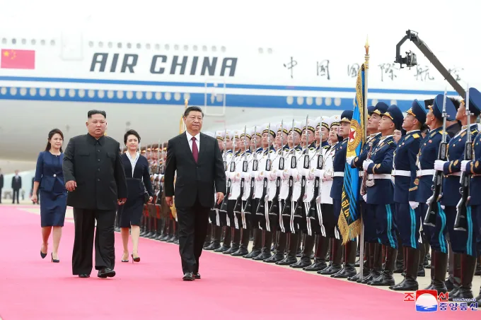 Kunjungan Perdana Xi Jinping ke Pyongyang: Disambut Karpet Merah oleh Kim Jong Un dan Istri