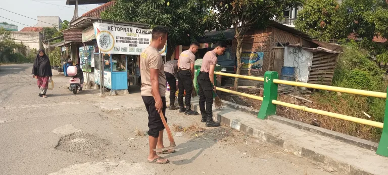 Sentuhan Merah Putih di Jembatan Banjar Agung: Cara Ditsamapta Polda Banten Dekatkan Diri dengan Warga