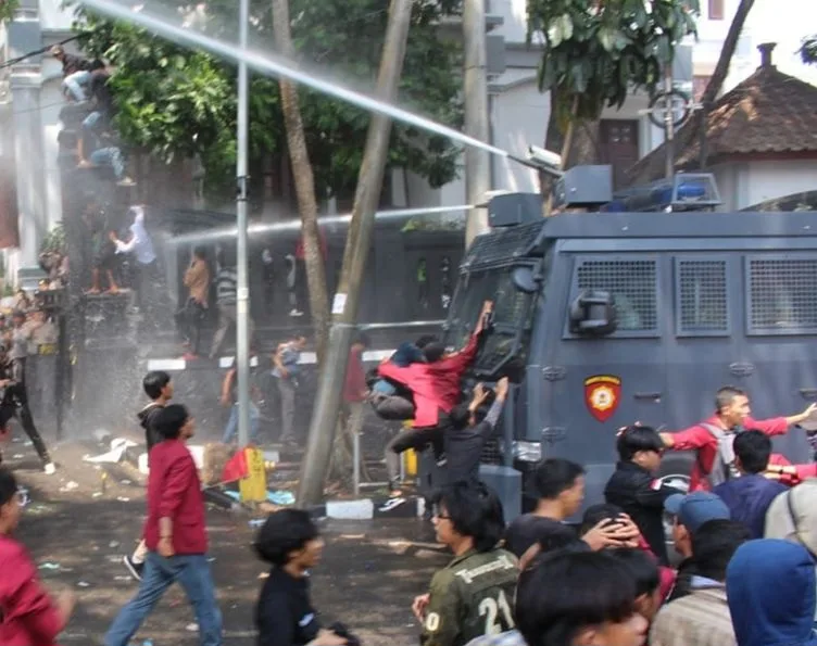 Tolak Kenaikan BBM, Aksi Demo Mahasiswa UBK di Medan Merdeka Barat Diwarnai Kericuhan