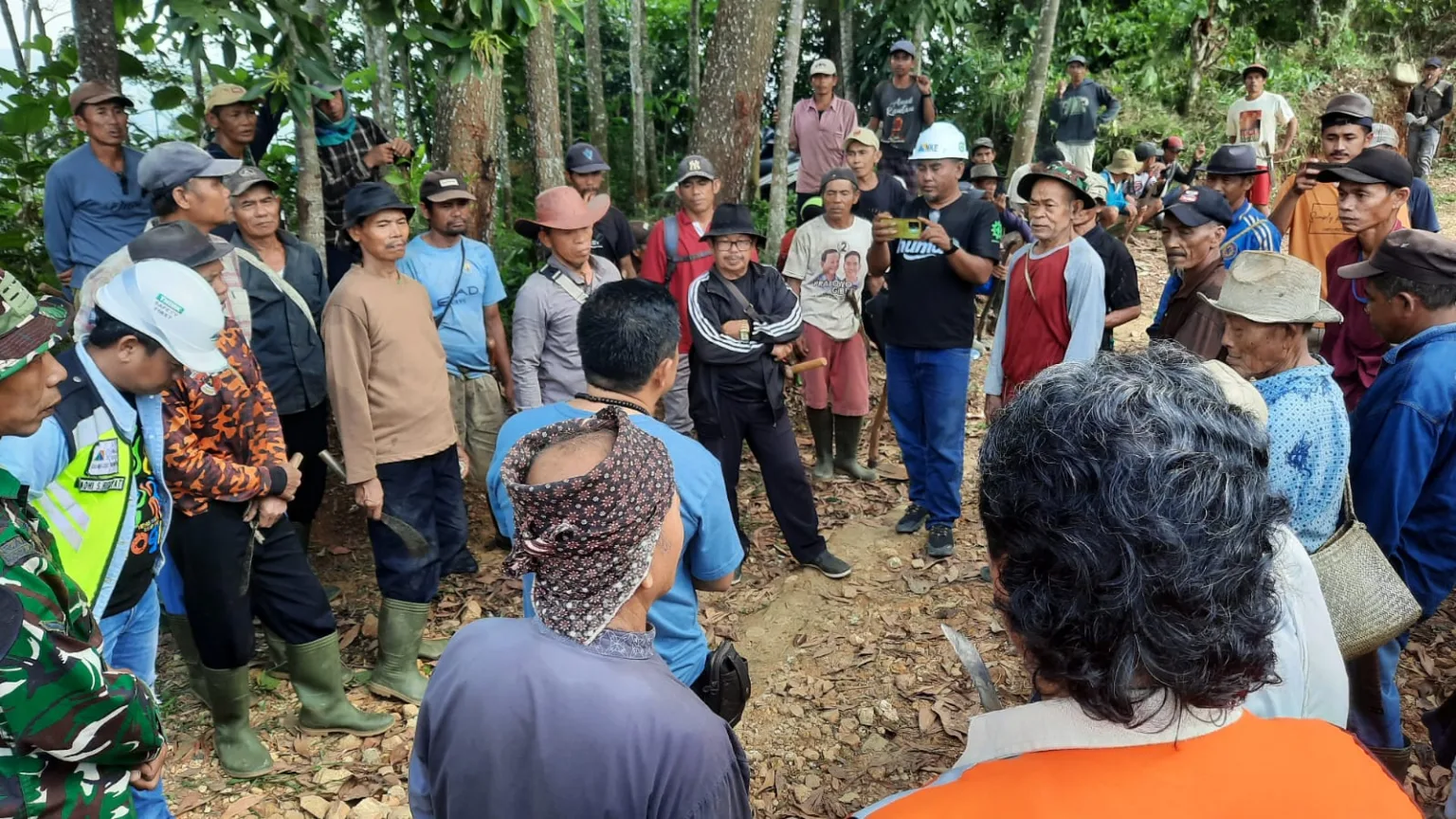 PT Gilang Hydro Lestari dan PT Nusa Konstruksi Enjiniring Perbaiki Akses Jalan Warga di Cilograng